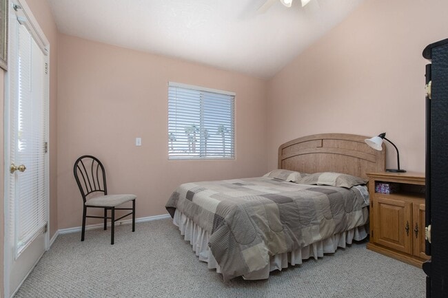 Building Photo - Scenic View Community two-story townhouse ...