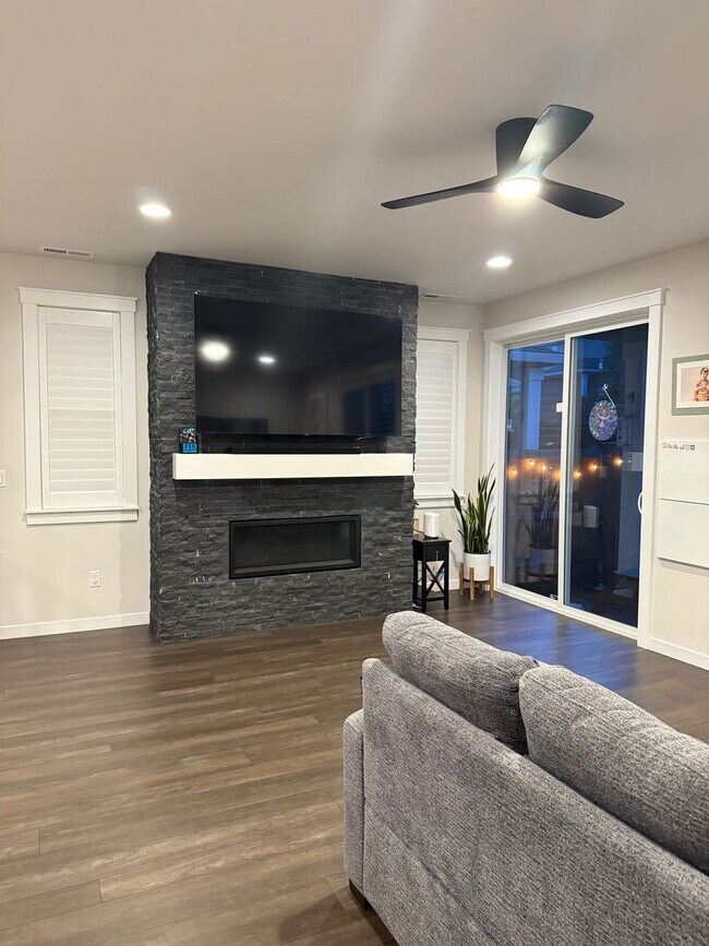 Building Photo - Beautiful Home with lots of upgrades.... A...