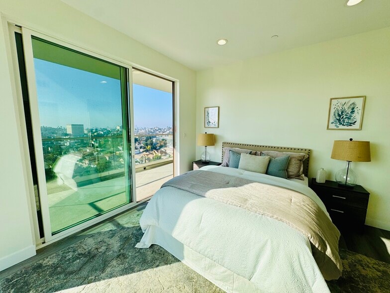 Top floor bedroom 2 South facing windows get all day light - 1549 Lucretia Ave