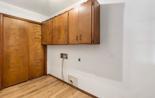 Building Photo - Lake House Rental