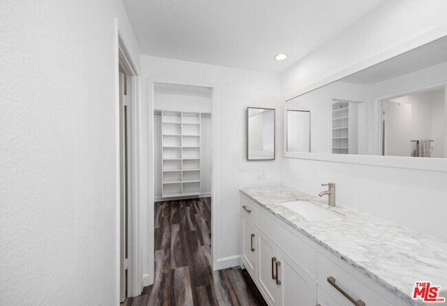 Building Photo - 321 S San Vicente Blvd