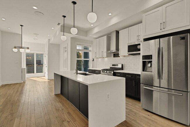 Building Photo - Penthouse 2BR/2.5BA with 3 Private Outdoor...