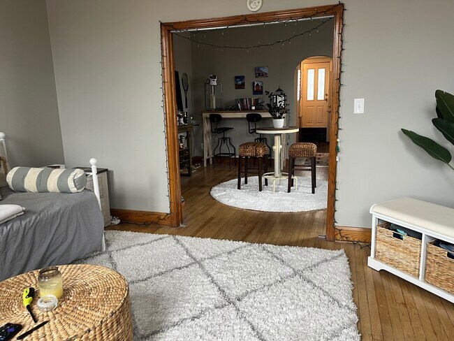 Bedroom fits queen bed - 1412 Light St