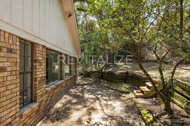 Building Photo - Beautifully Updated 3-Bedroom Home with Granite Kitchen & Sunroom Retreat!