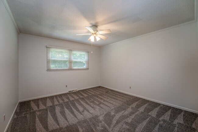 Building Photo - 493 Kings Creek Rd