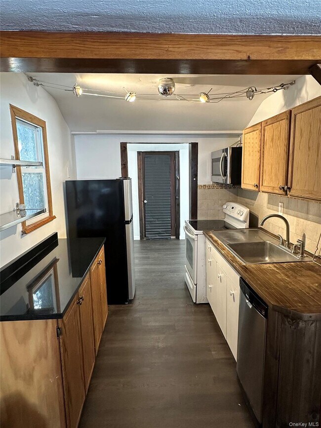 Building Photo - 69 Montrose Dr