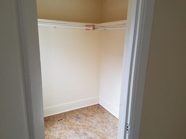 Building Photo - 3 bedroom 1 bath house