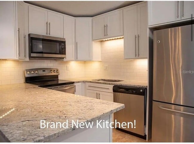 Building Photo - 1724 Pine Ridge Way W