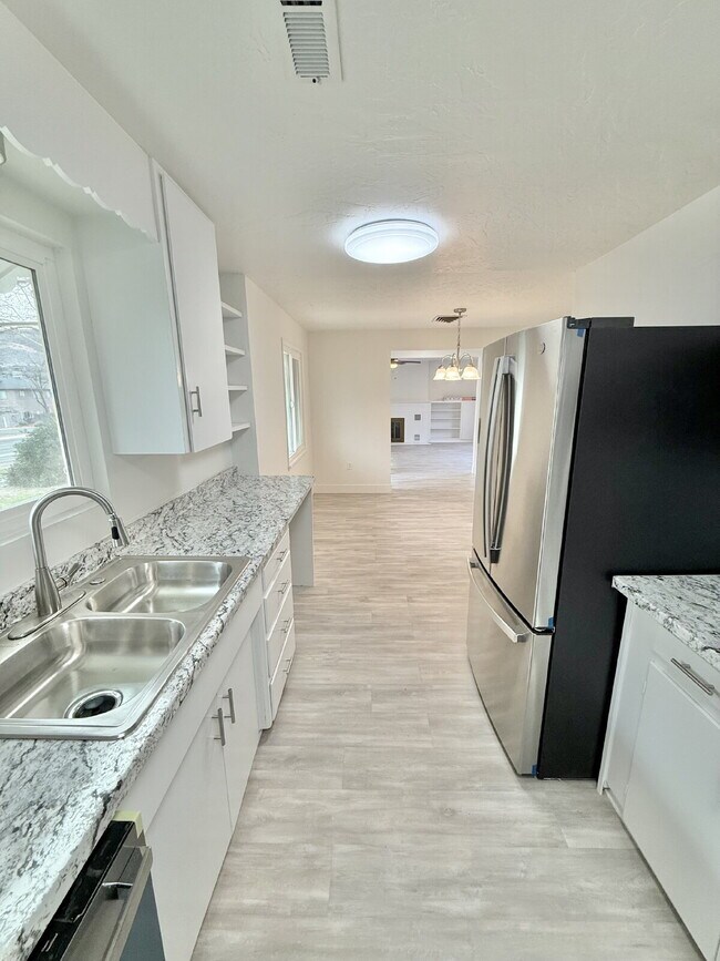 Building Photo - 288 W Diagonal #A 3 Bed/2 Bath