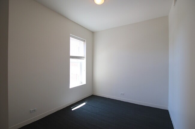 Building Photo - 921 W Wilson Ave