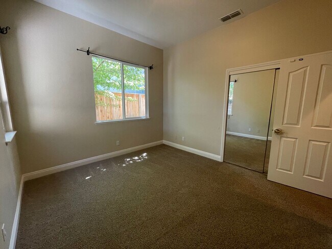 Building Photo - Stunning 4-Bedroom Home in Prime Folsom Location