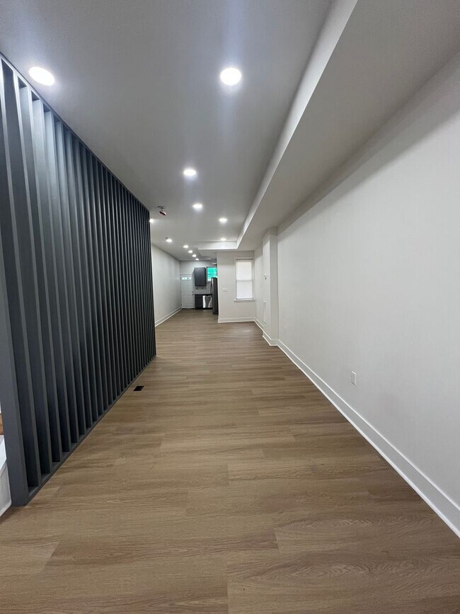 Building Photo - Charming 3 Bedroom 2 Bathroom Home