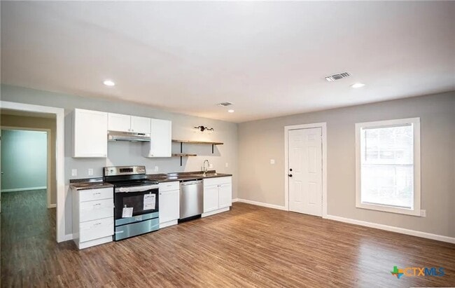 Building Photo - 2003 Woodlawn St