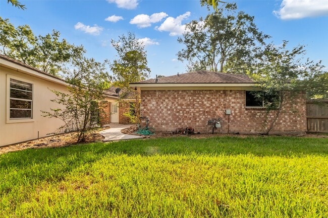 Building Photo - 3250 Three Pines Dr
