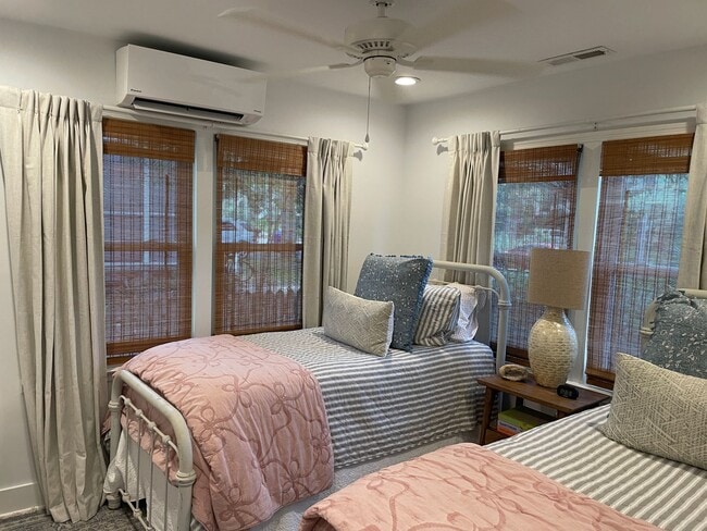 Building Photo - Old Village Cottage - 1.5 Blocks to Pitt Street Bridge