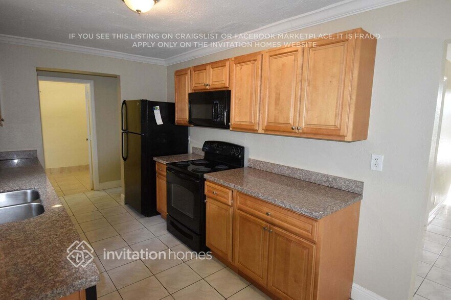Building Photo - 427 SW 65th Ave