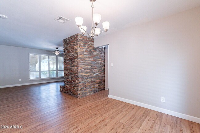 Building Photo - 110 W Seldon Ln