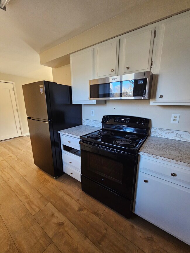 Building Photo - 180 NW Wilson Cir