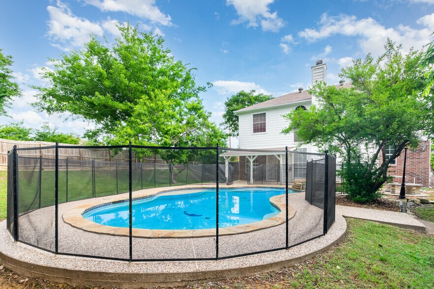 Gated pool - 3607 Creekview Ct