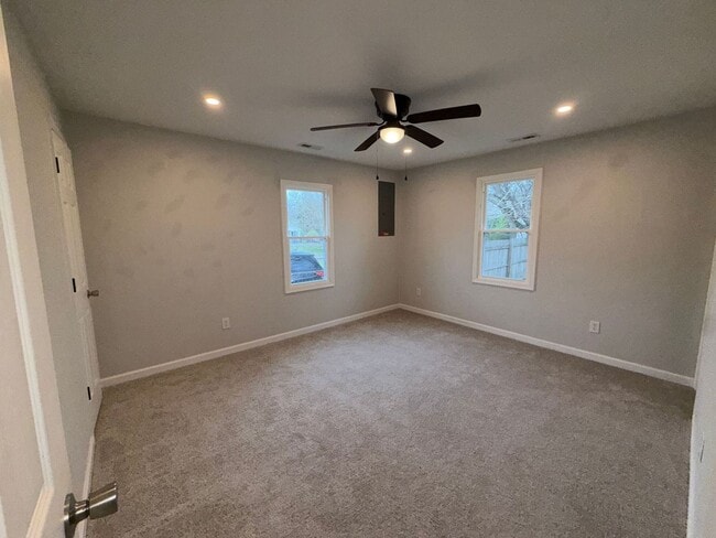 Building Photo - Welcome to this charming 3 bedroom home in Suffolk