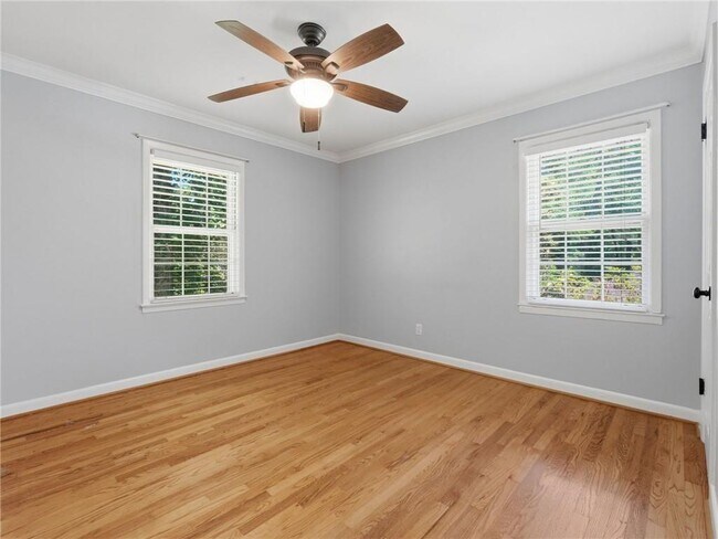 Building Photo - 1111 N Valley Dr
