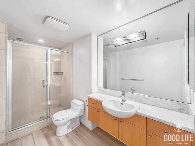 Building Photo - Stunning 2BD/2BA Condo in Downtown W/ W/D,...