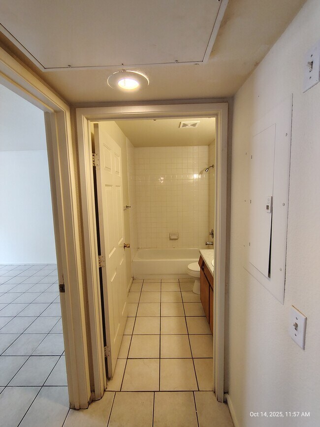 Building Photo - 6552 Wilma Ave