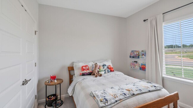 Building Photo - Like-new 4BR/3BA home in desirable St. Cla...