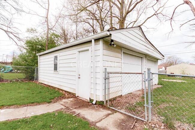 Building Photo - 3448 N Leland Ave