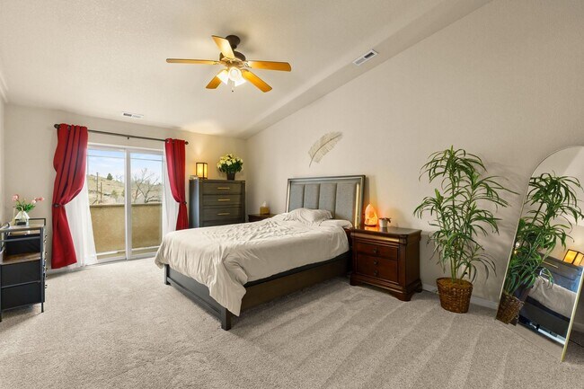 Building Photo - Westside Condo with Mountain Views, Upgrad...