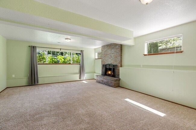 Building Photo - 8620 Shadow Wood Dr