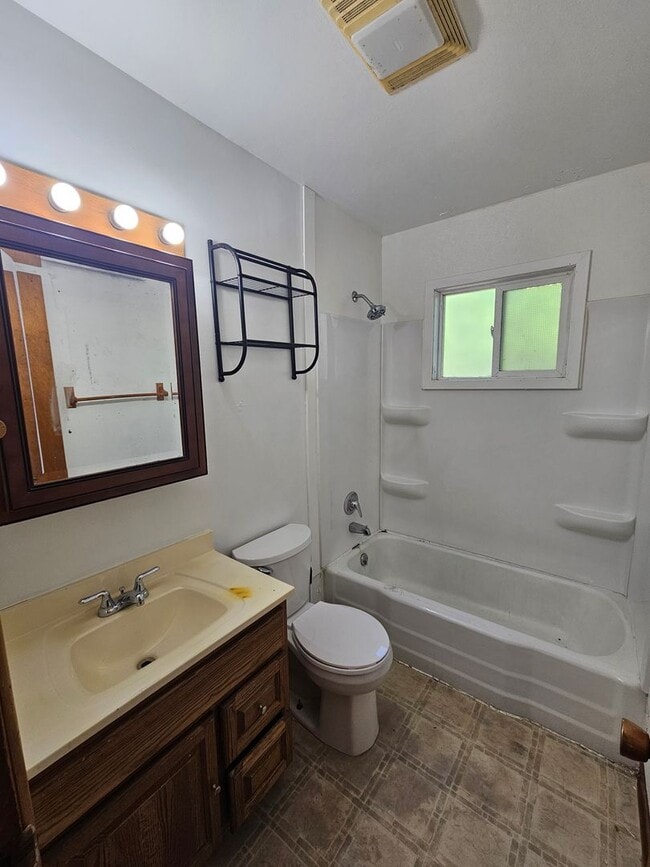 Building Photo - 3 BD | 1 BA | HOUSE | ATTACHED GARAGE | SO...