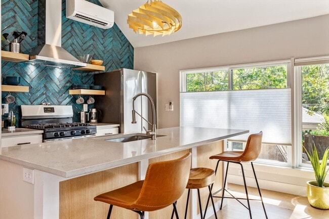 Primary Photo - One Bedroom furnished ADU/apartment in The Highlands.