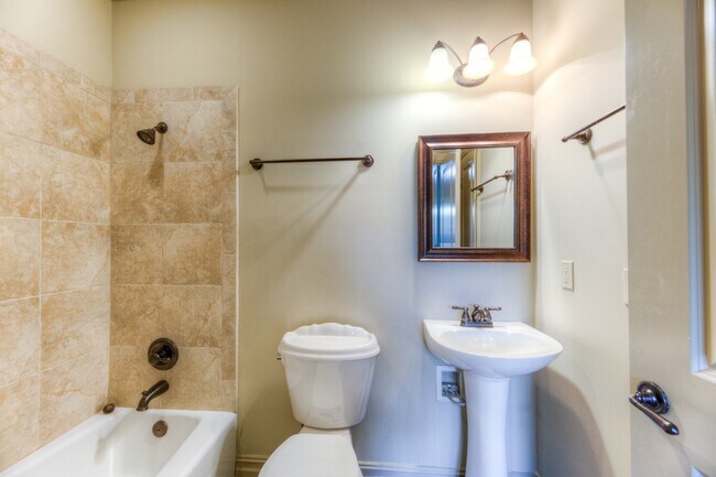 Building Photo - 1333 E 41st Pl