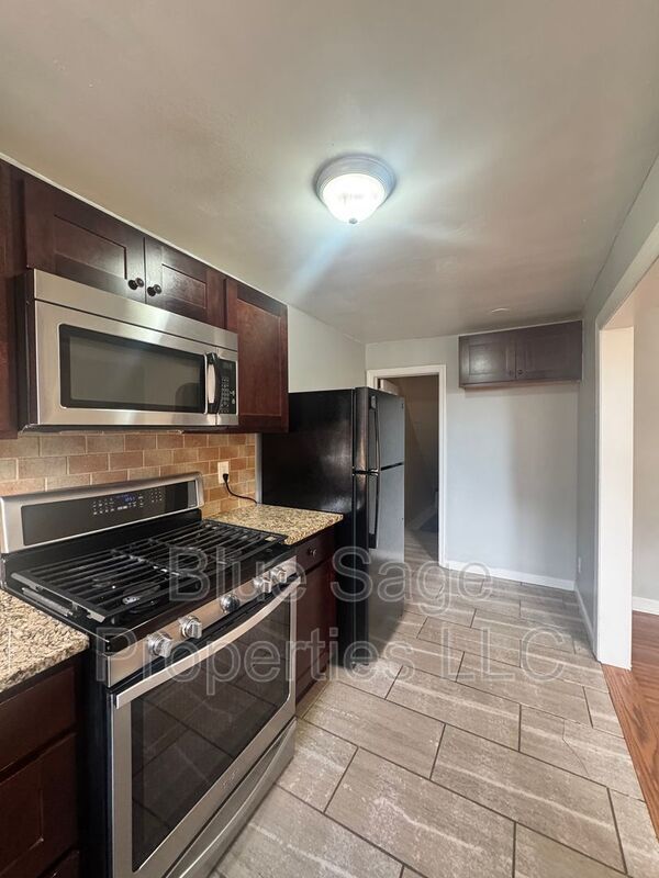 Building Photo - 2304 Bond Ave