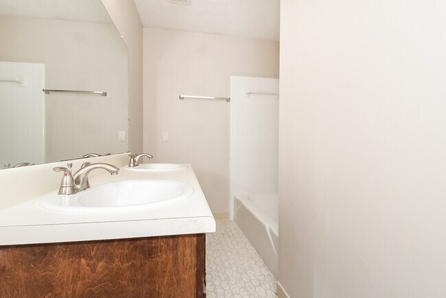 Building Photo - Fantastic 4bd/2.5ba home! Coming soon!