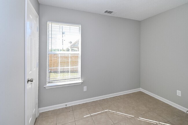 Building Photo - 7865 Shadowland Cove