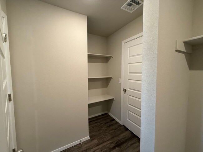 Building Photo - Welcome home to your 4 bed, 2 bath home in the desirable area of Broken Arrow, OK.