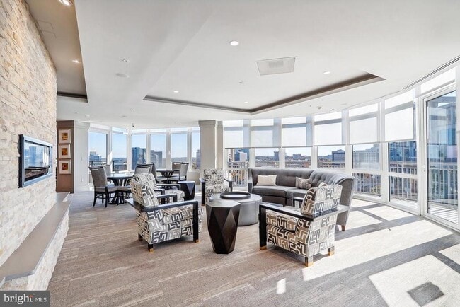 Building Photo - 8220 Crestwood Heights Dr