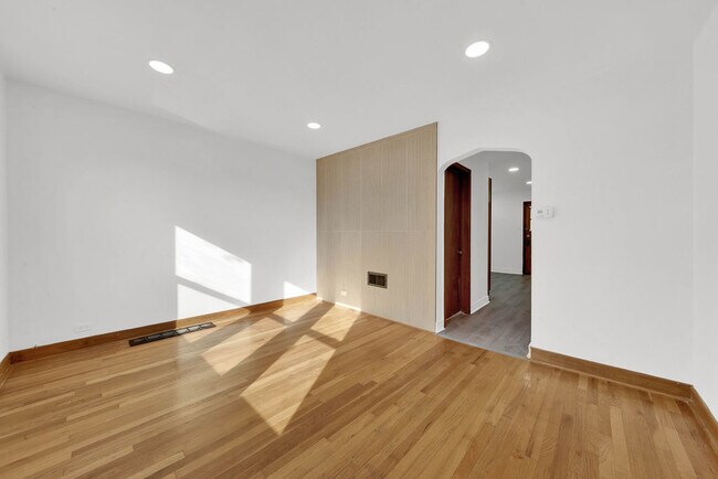 Building Photo - 5527 S Mason Ave