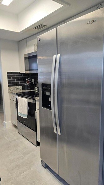 Building Photo - 670 Nobles St