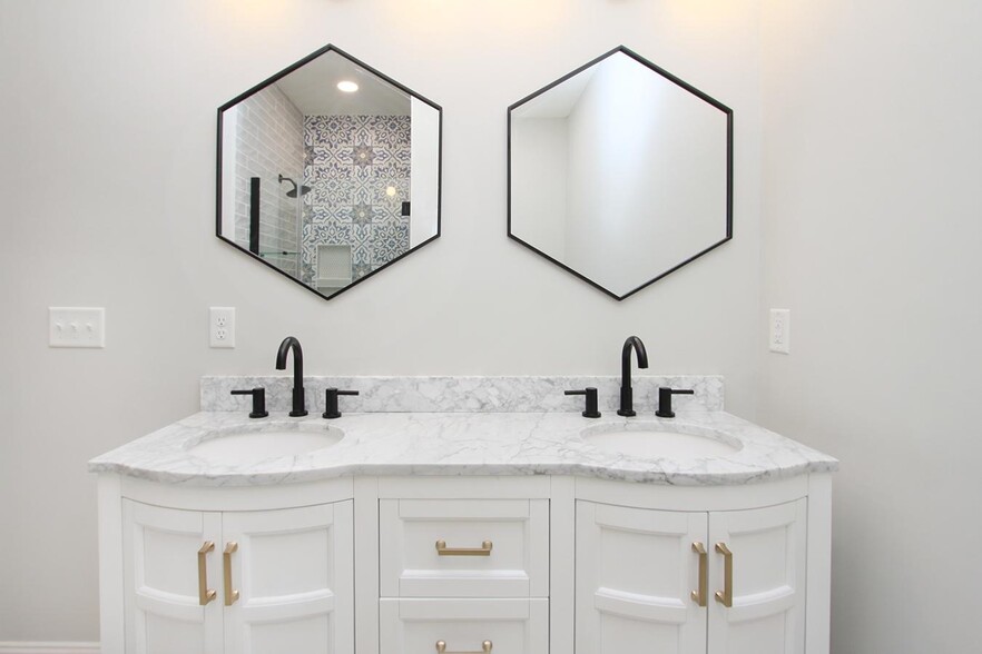 primary vanity - 131 Mill St
