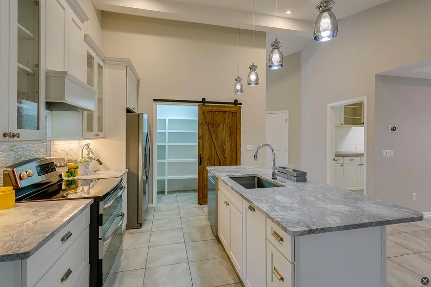 Large walk-in pantry - 4430 Autumn River Rd E