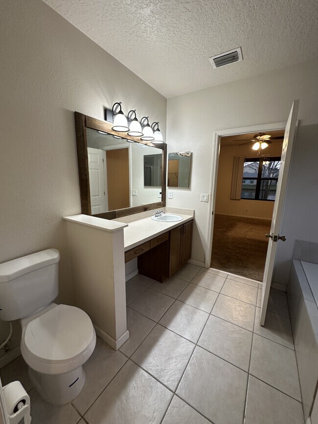 Building Photo - 2823 Glenridge Cir