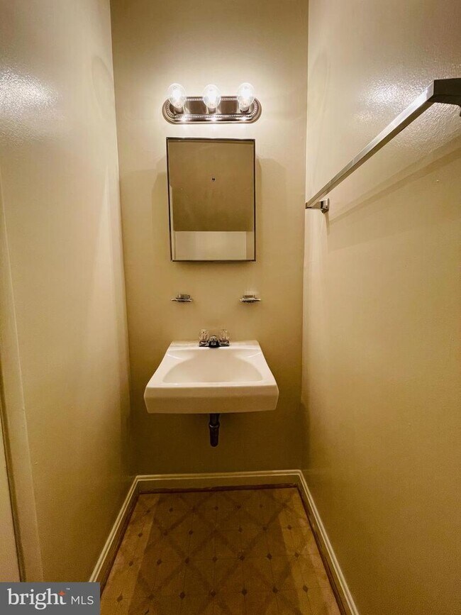 Building Photo - 5914 Mayflower Ct