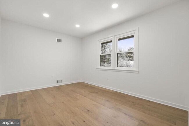 Building Photo - 2339 N Powhatan St