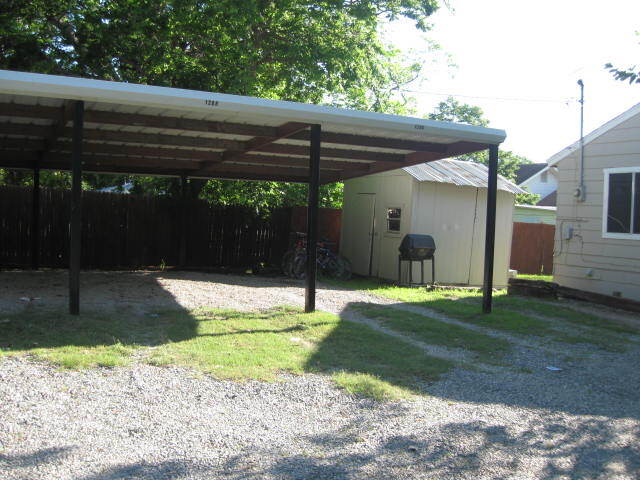 Building Photo - 1210 N Oak St