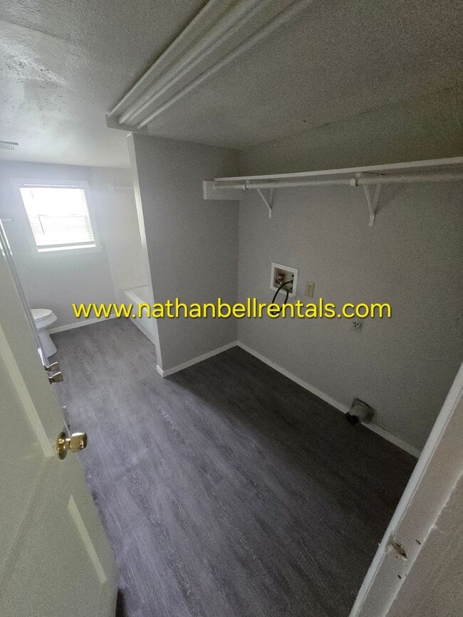 Building Photo - Single-Family Home: 3 Bed, 2 Bath