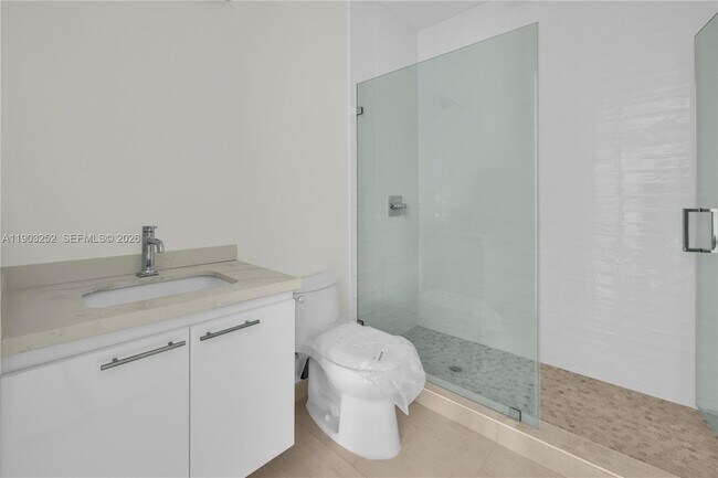 Building Photo - 530 SW 11th Ave