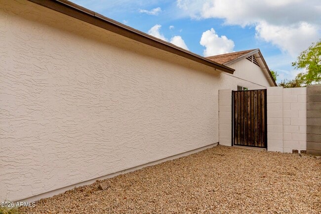 Building Photo - 10705 E Mercer Ln